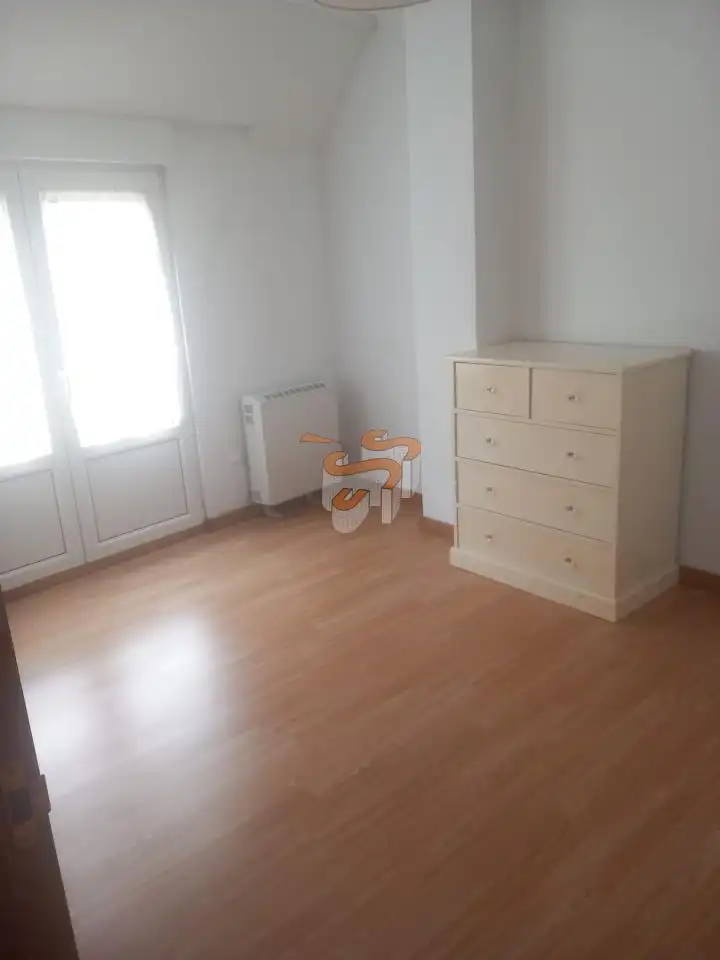 Dormitori de Apartament de lloguer en Ferrol amb Calefacció i Traster