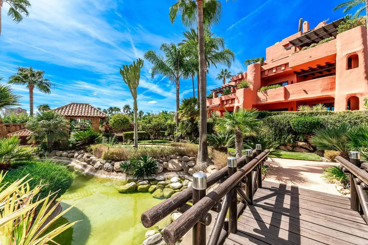 Vista exterior de Pis en venda en Estepona amb Terrassa, Traster i Piscina