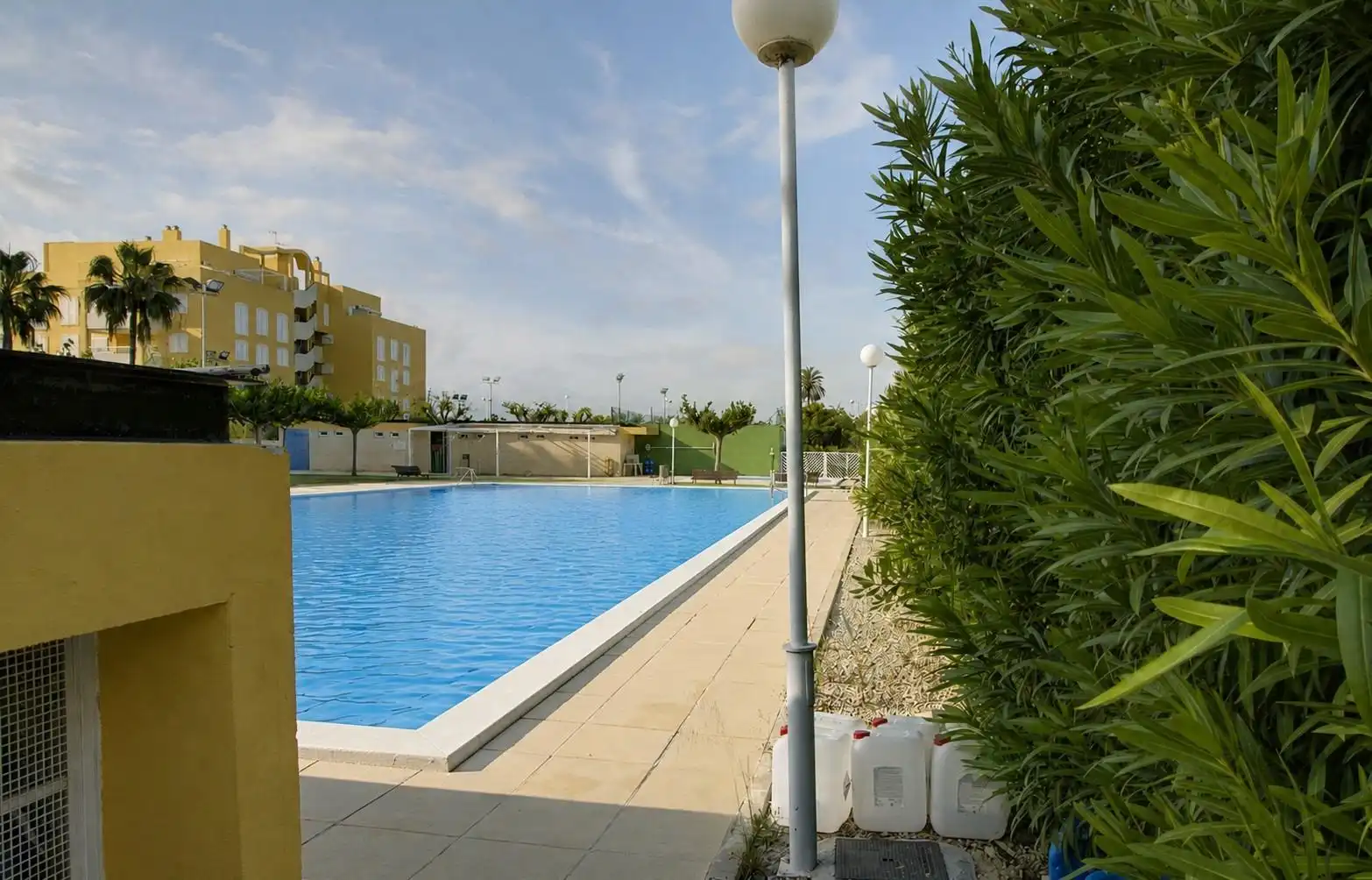 Piscina de Casa adosada en venda en Sagunto / Sagunt amb Aire condicionat, Calefacció i Jardí privat