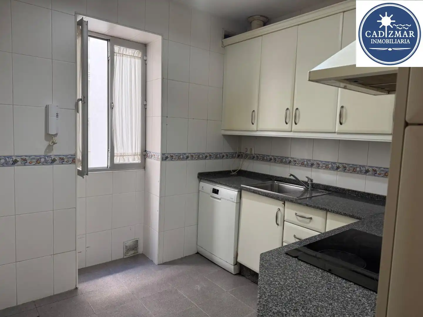 Kitchen of Ground floor for sale in Cádiz  with Storage room, Balcony and Alarm