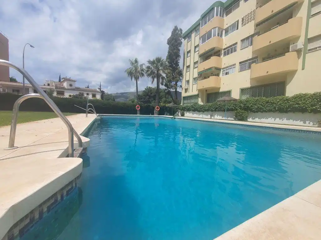 Schwimmbecken von Wohnung zum Verkauf in Torremolinos mit Klimaanlage, Privatgarten und Terrasse