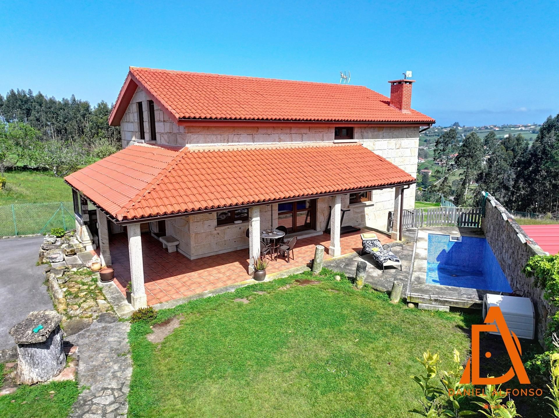 Vista exterior de Casa o xalet en venda en Villaviciosa amb Terrassa, Piscina i Balcó