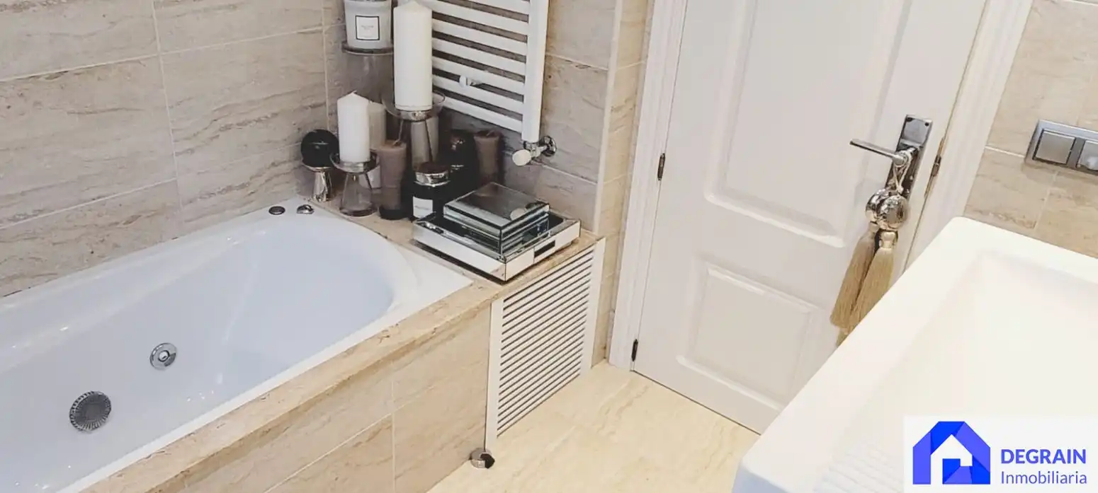 Bathroom of Flat for sale in Oviedo   with Heating