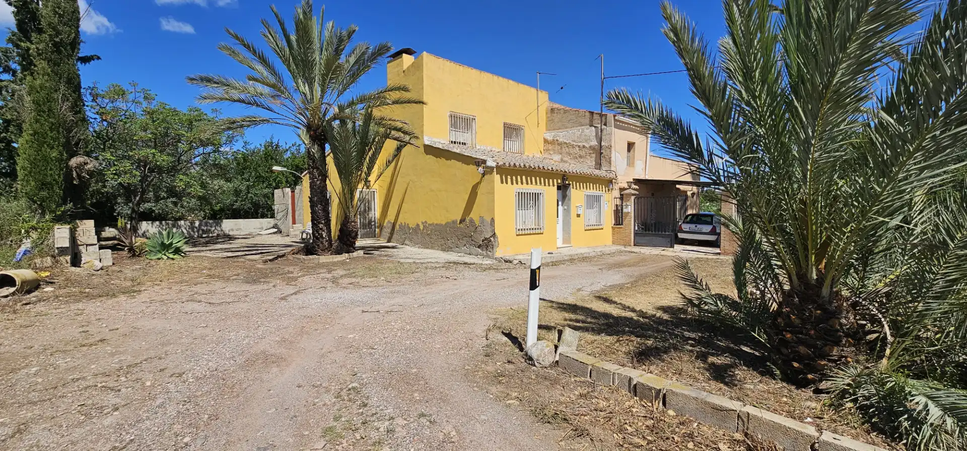 Außenansicht von Einfamilien-Reihenhaus zum Verkauf in Totana mit Privatgarten, Terrasse und Abstellraum
