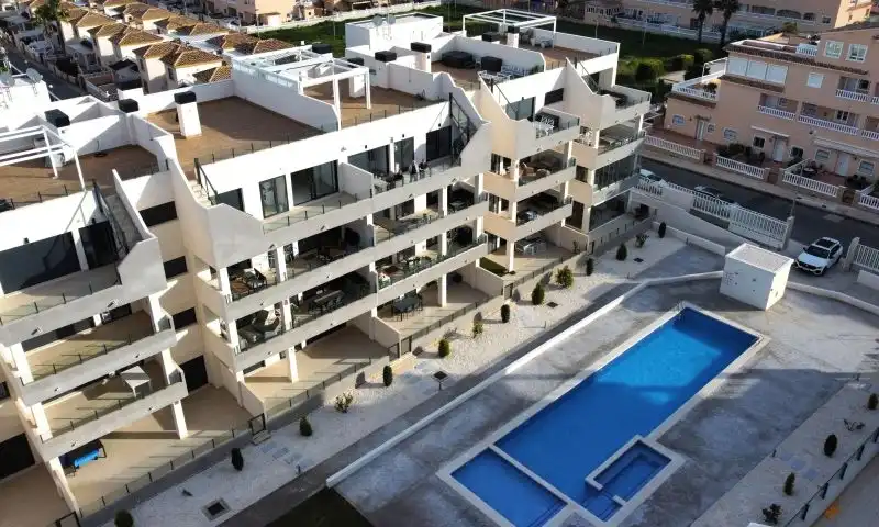 Apartamento con piscina en venta en Orihuela Costa, imagen 3