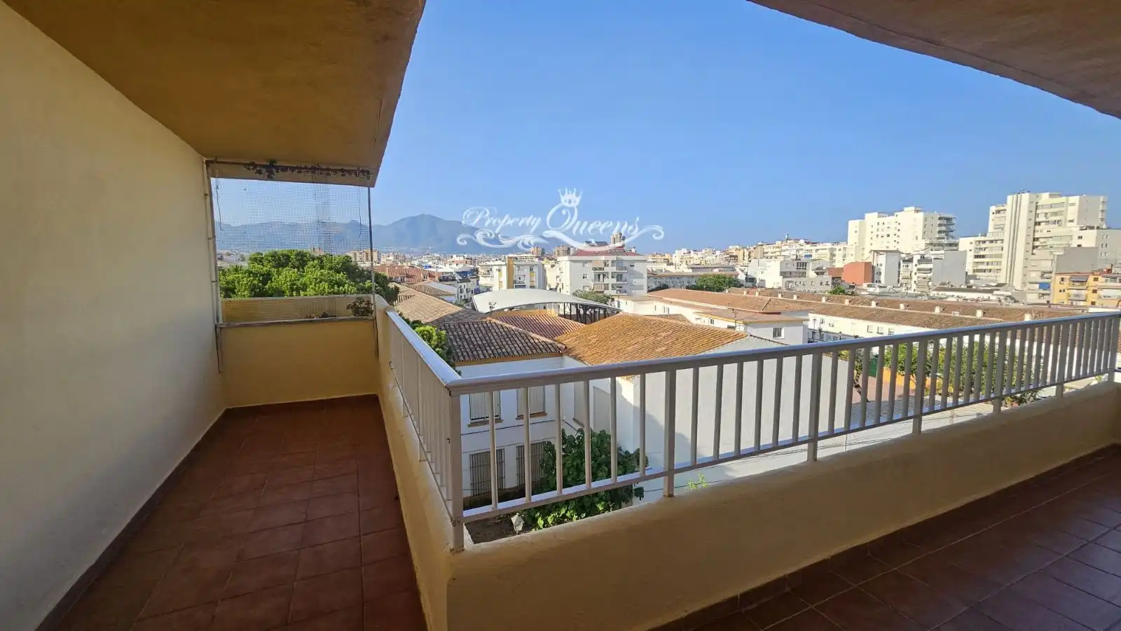 Außenansicht von Wohnung zur Miete in Fuengirola mit Terrasse, Ofen und Waschmaschine