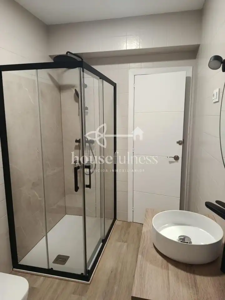 Baño de Piso de alquiler en Ferrol con Calefacción, Terraza y Amueblado