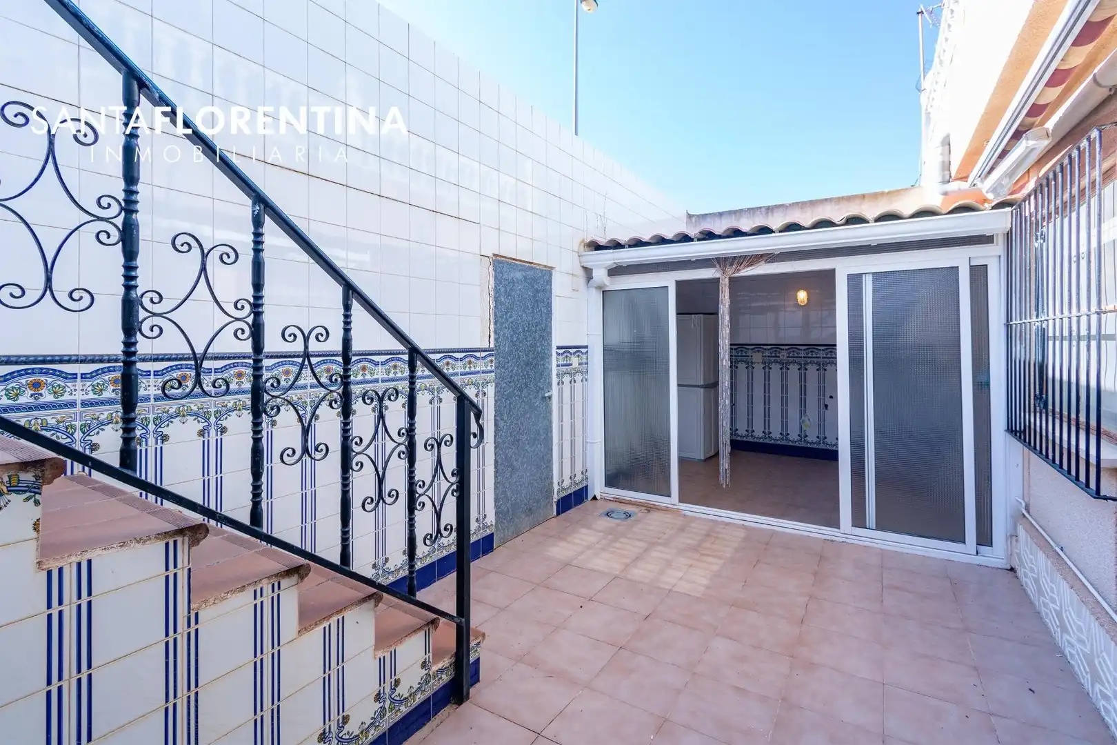 Vista exterior de Casa adosada en venda en Cartagena amb Aire condicionat, Jardí privat i Terrassa