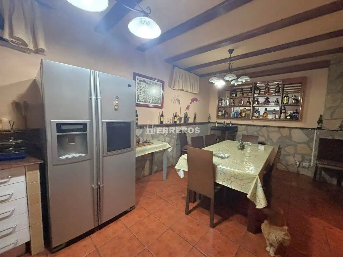 Cuina de Casa adosada en venda en Villamediana de Iregua amb Aire condicionat, Calefacció i Jardí privat