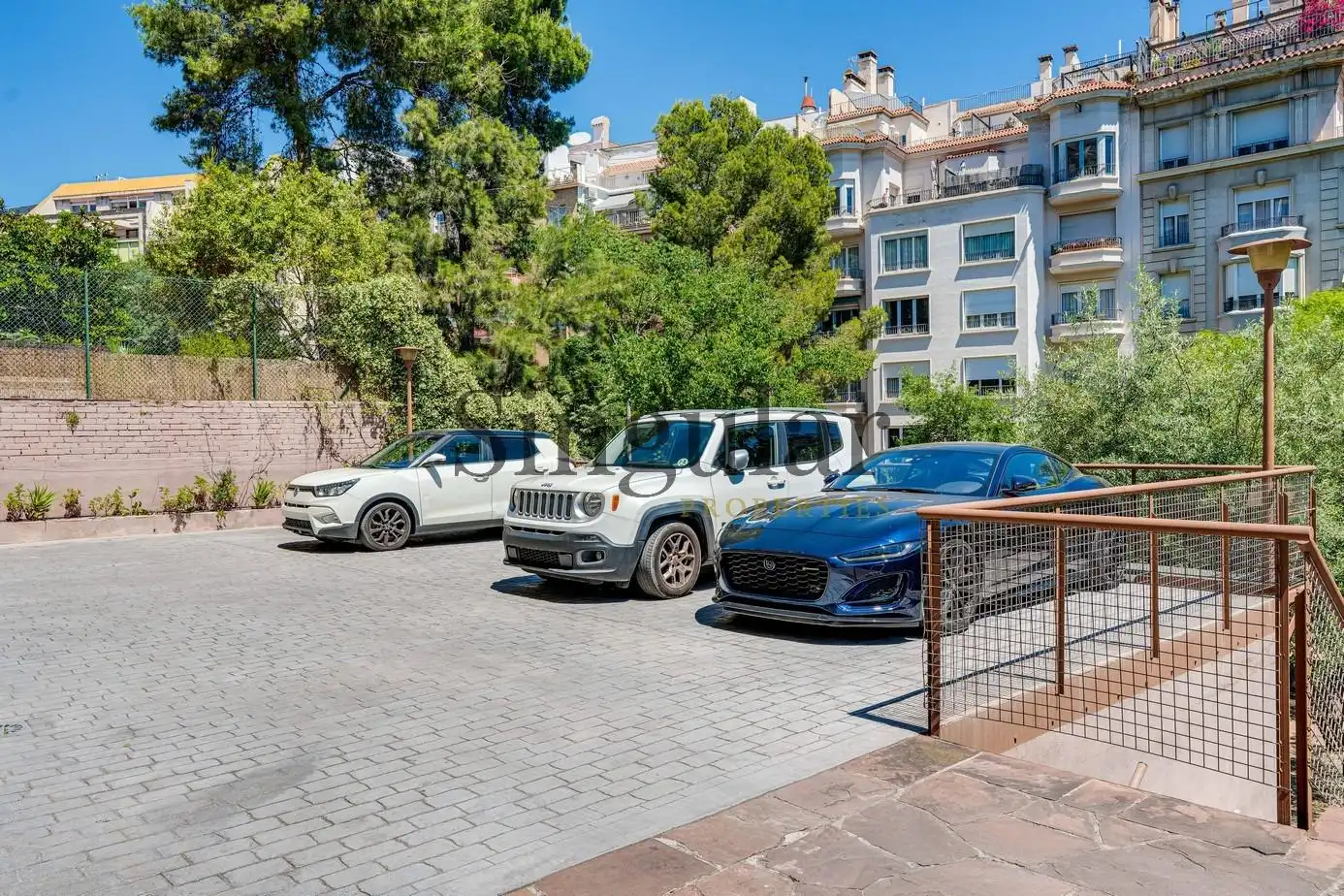 Aparcament de Pis en venda en Barcelona amb Aire condicionat, Calefacció i Jardí privat