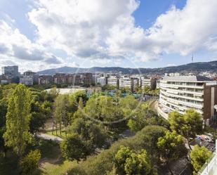 Exterior view of Attic for sale in  Barcelona Capital  with Air Conditioner, Terrace and Swimming Pool