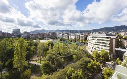 Exterior view of Attic for sale in  Barcelona Capital  with Air Conditioner, Terrace and Swimming Pool