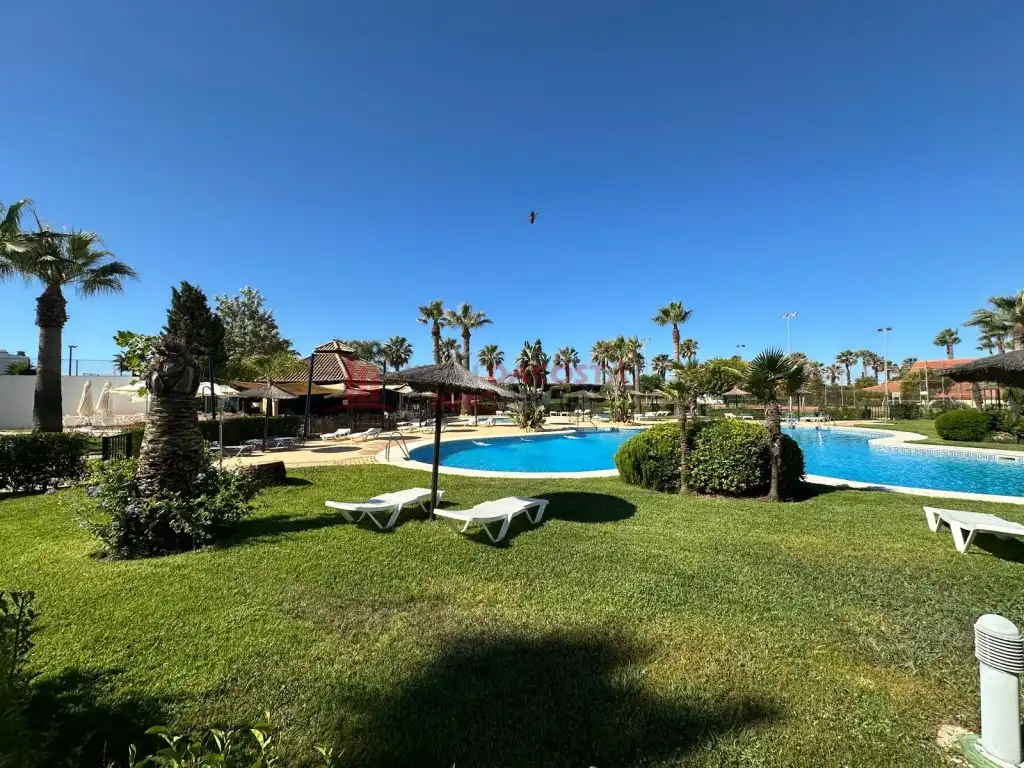 Piscina de Apartamento de alquiler en Islantilla