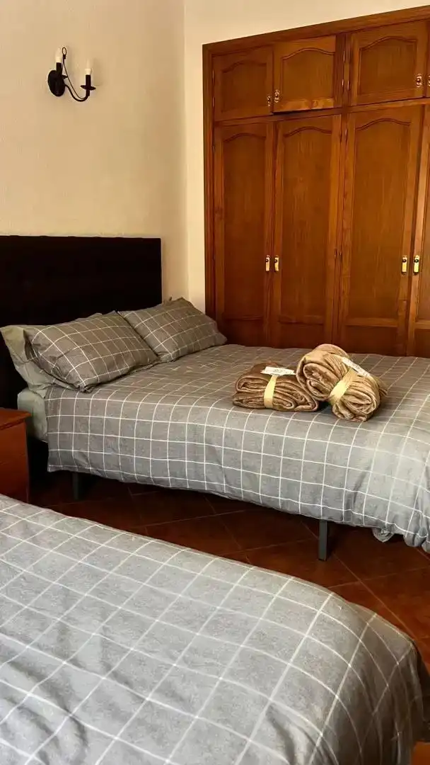 Schlafzimmer von Country house zur Miete in Alozaina mit Klimaanlage, Privatgarten und Abstellraum