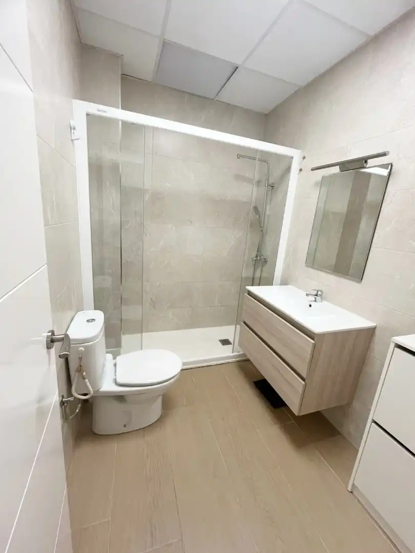 Bany de Apartament en venda en Córdoba amb Aire condicionat, Calefacció i Moblat