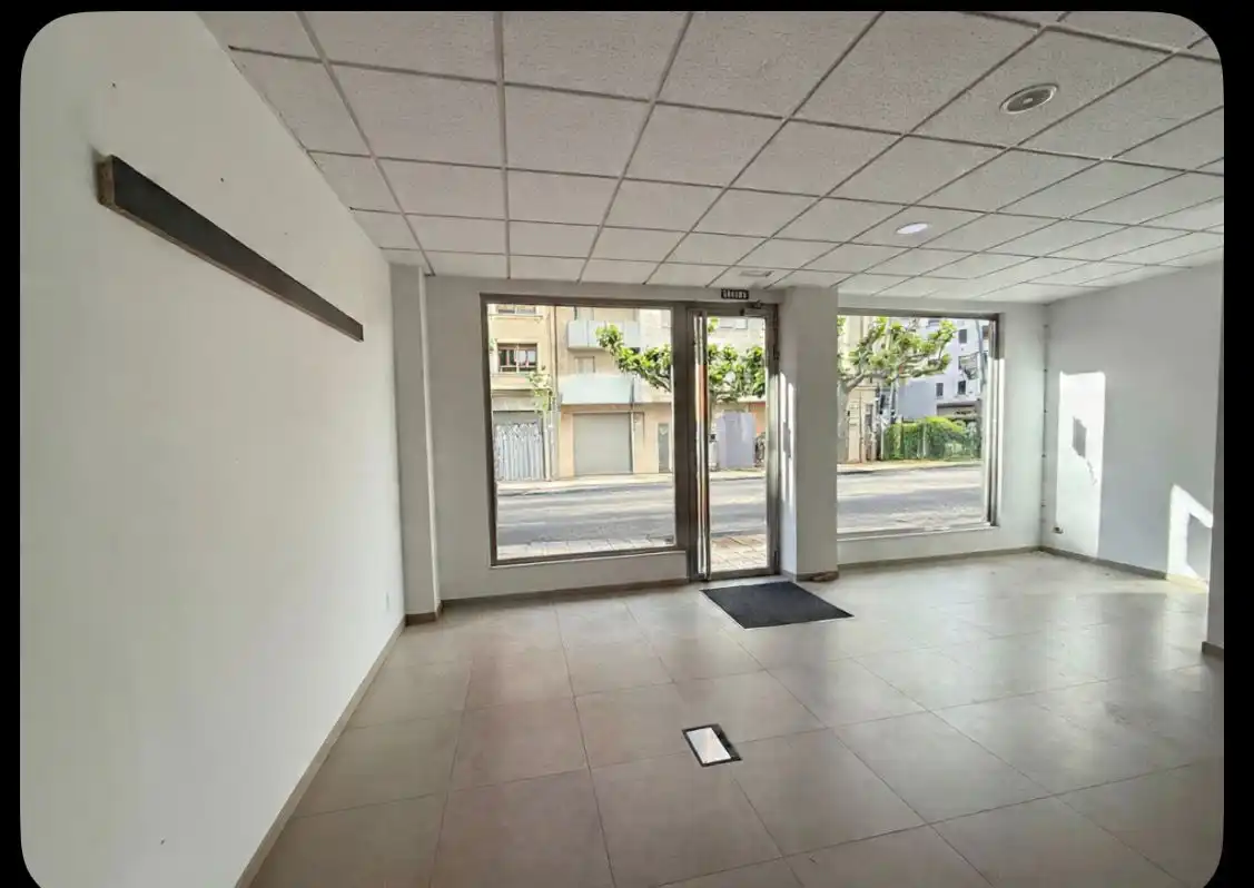 Local comercial en venda a Avenida Lancia 5, imagen 4