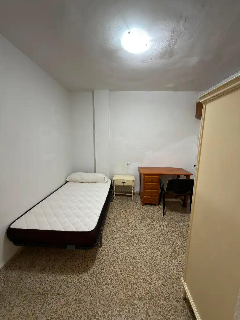 Bedroom of Flat for rent in Granada  with Heating, Parquet flooring and Furnished