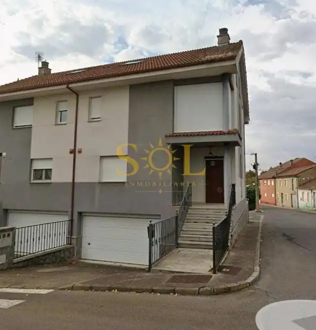 Vista exterior de Casa adosada en venta en Sariegos con Calefacción, Jardín privado y Terraza