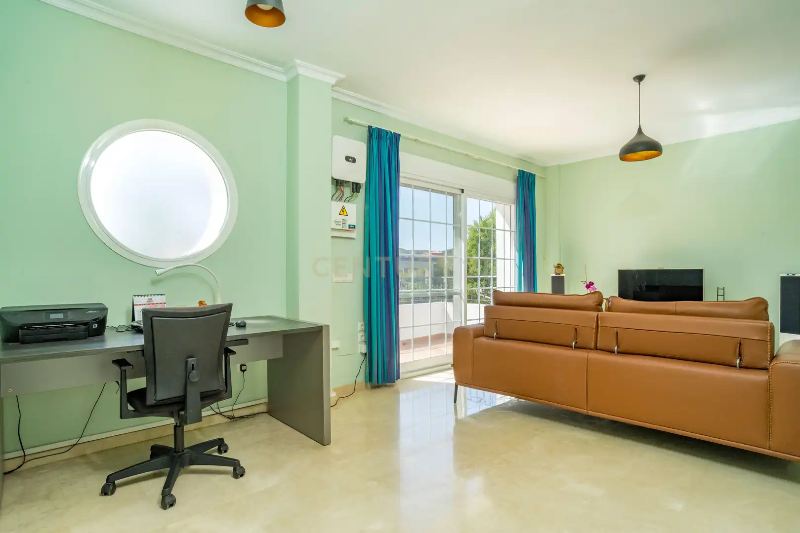 Sala d'estar de Casa o xalet en venda en Fuengirola amb Aire condicionat, Jardí privat i Traster