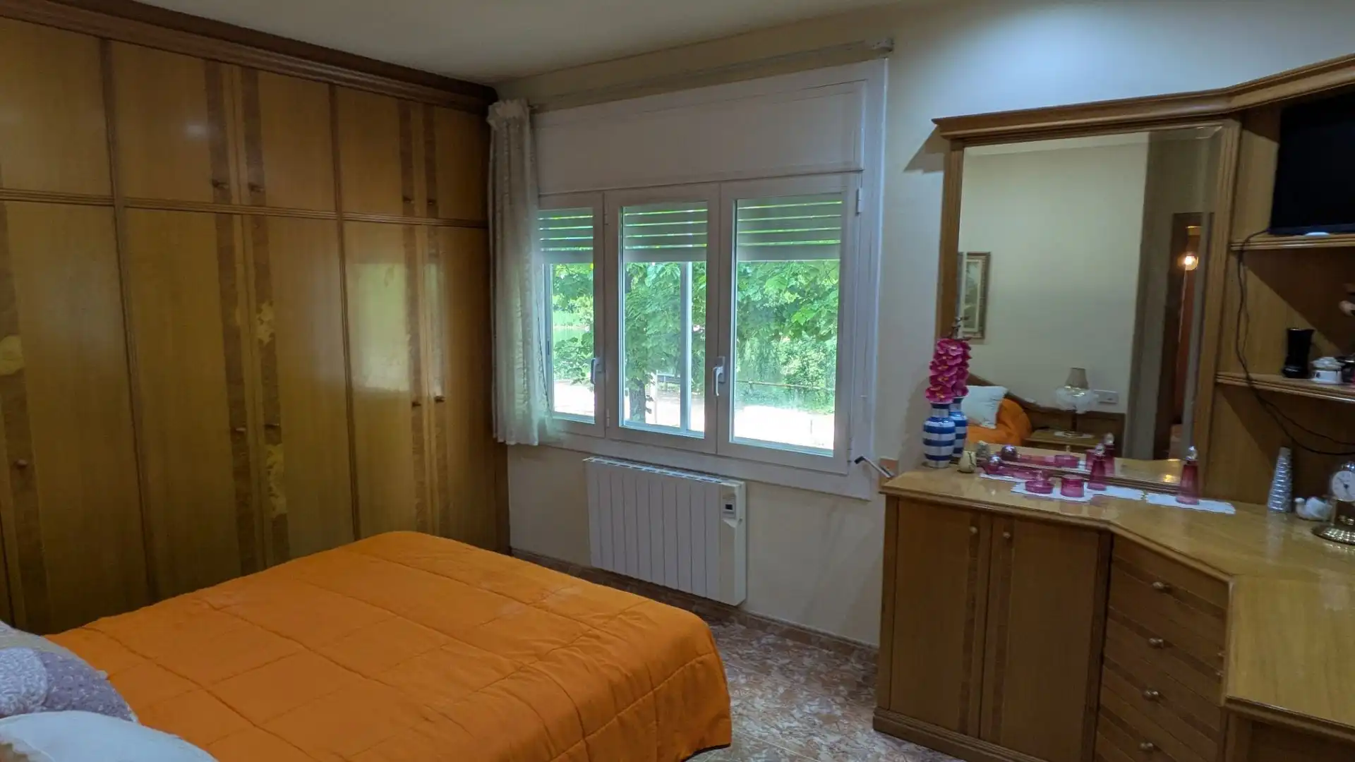Habitación de Casa adosada en venta en Girona con Aire acondicionado, Calefacción y Jardín privado
