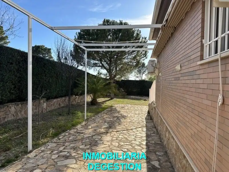 Jardí de Casa o xalet en venda en Linares amb Aire condicionat, Calefacció i Jardí privat