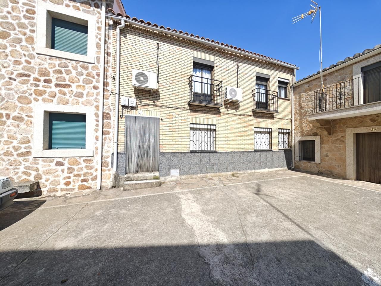 Vista exterior de Pis en venda en Riolobos amb Aire condicionat