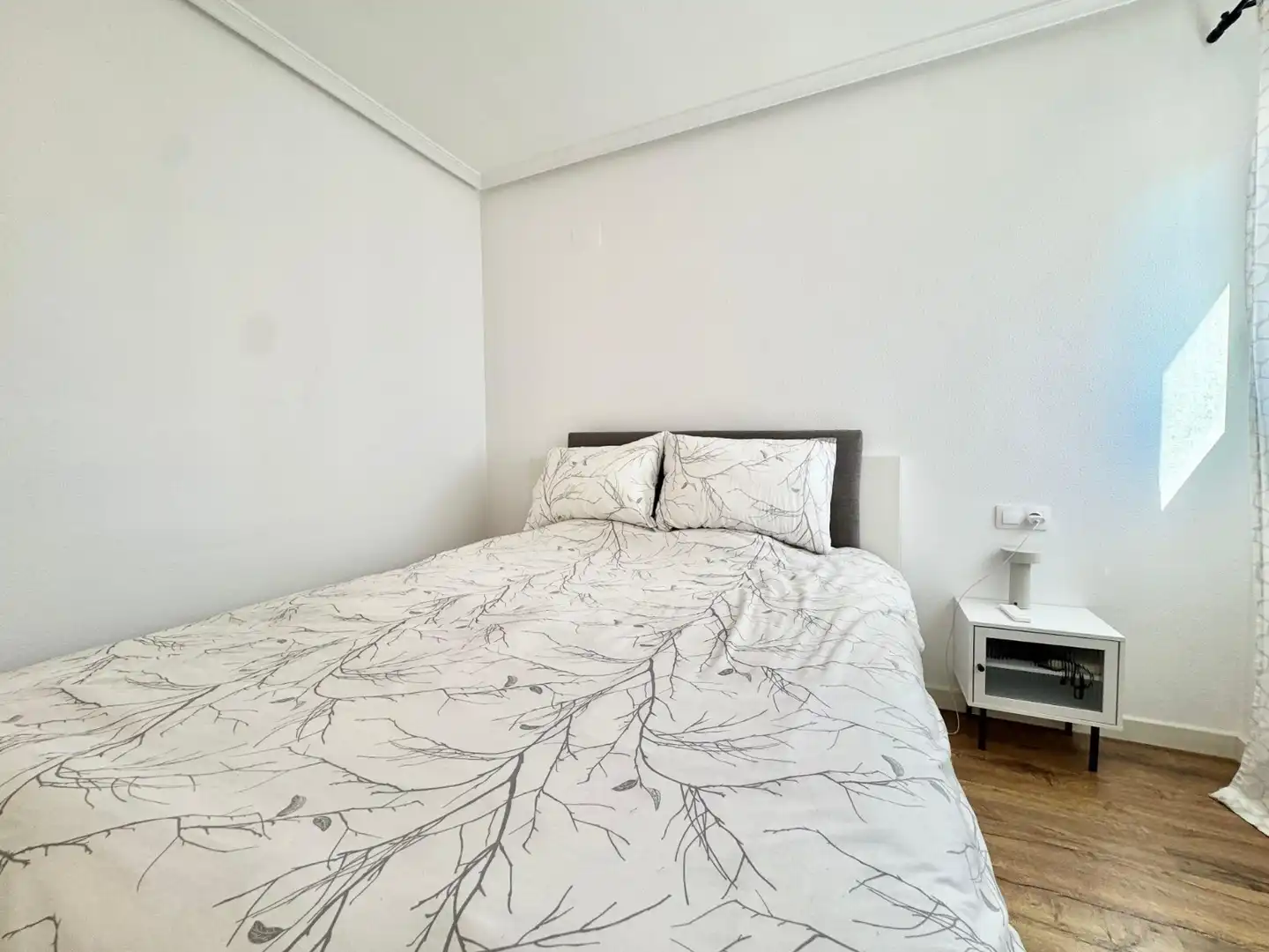 Dormitori de Apartament de lloguer en Torrevieja amb Aire condicionat, Piscina i Moblat