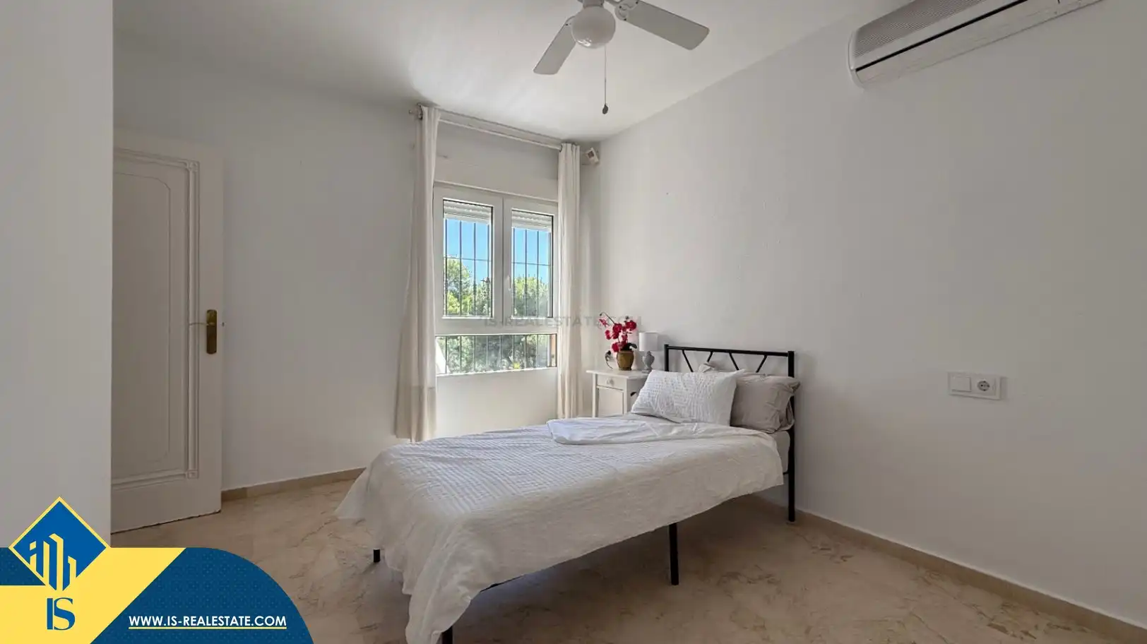 Dormitori de Casa o xalet en venda en Orihuela amb Jardí privat, Terrassa i Moblat