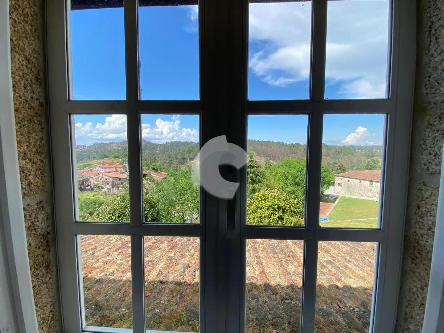 Vista exterior de Casa o xalet en venda en San Cibrao das Viñas amb Calefacció, Jardí privat i Parquet