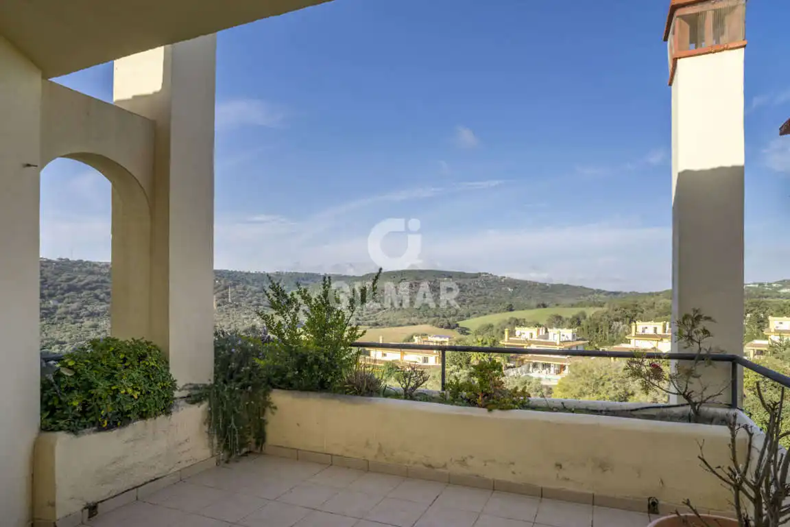 Außenansicht von Maisonette zum Verkauf in Sotogrande mit Heizung, Abstellraum und Schwimmbad