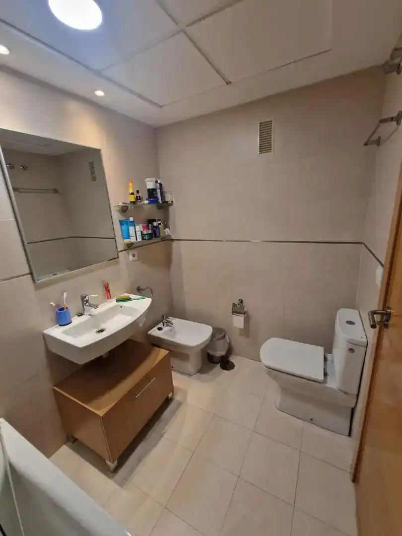 Badezimmer von Wohnungen zur Miete in Benidorm mit Schwimmbad und Balkon