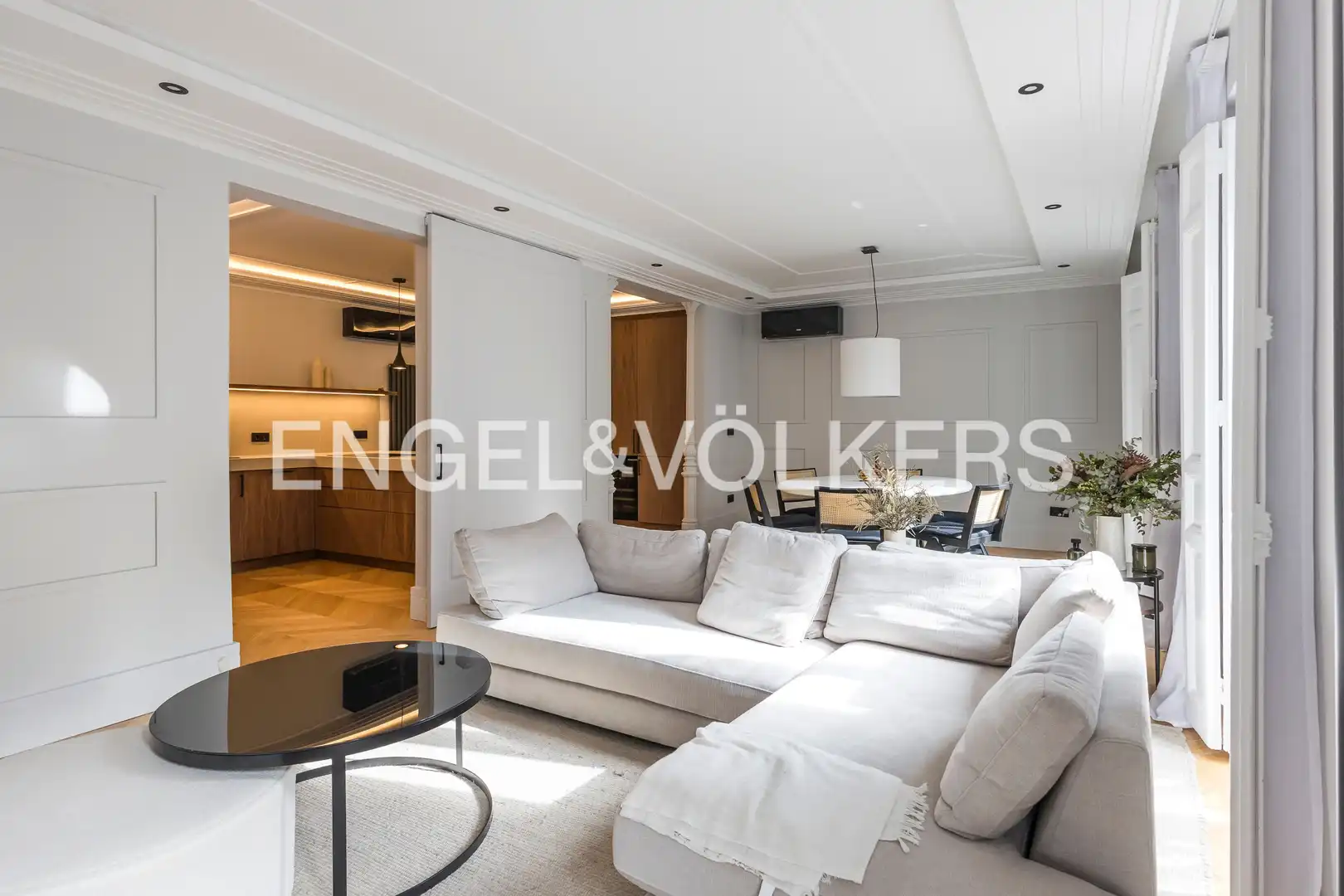 Living room of Flat for sale in Madrid  with Air Conditioner, Heating and Parquet flooring