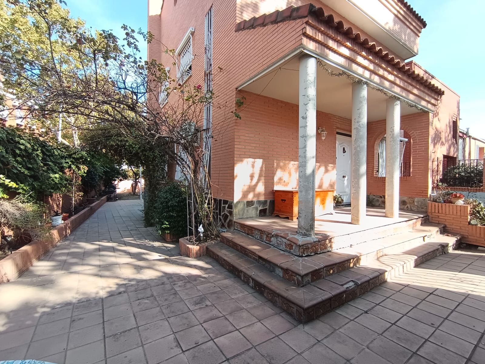 Vista exterior de Casa adosada en venda en Parla amb Aire condicionat, Calefacció i Jardí privat