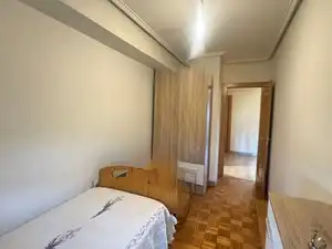 Dormitori de Pis en venda en Siero amb Calefacció, Parquet i Terrassa