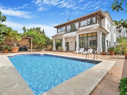 Vista exterior de Casa o xalet en venda en Marbella amb Aire condicionat, Jardí privat i Terrassa