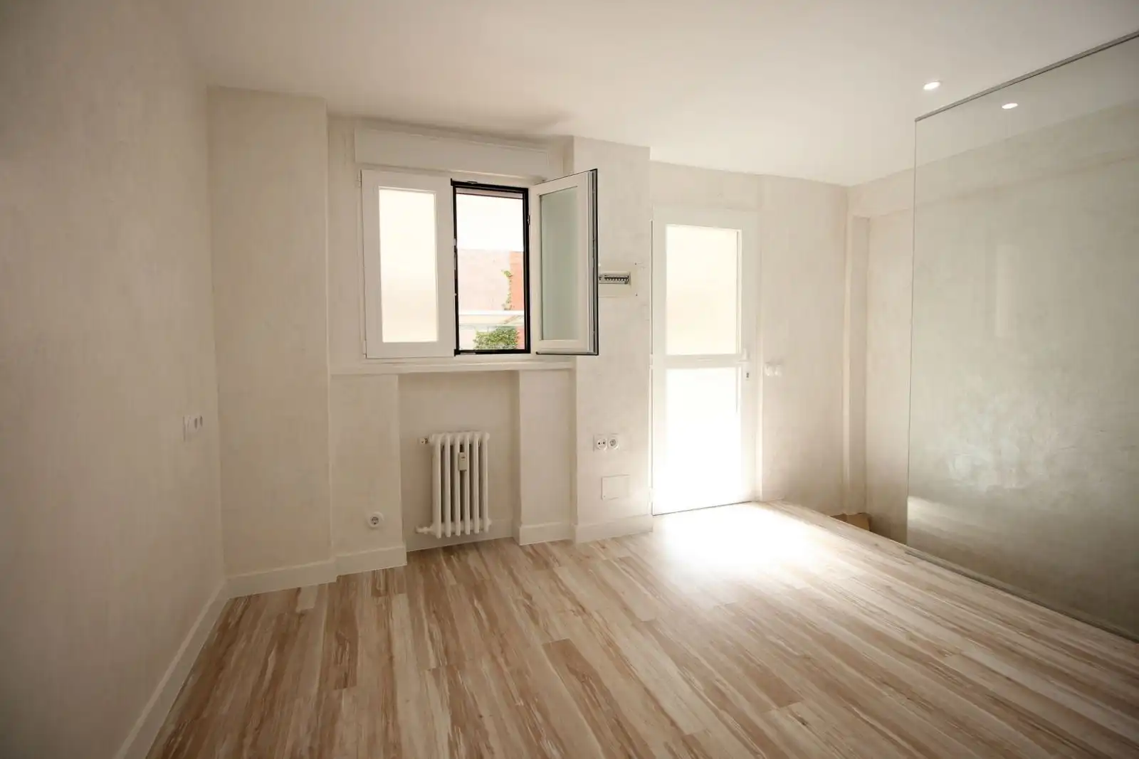 Bedroom of Flat for rent in Madrid  with Air Conditioner, Heating and Terrace