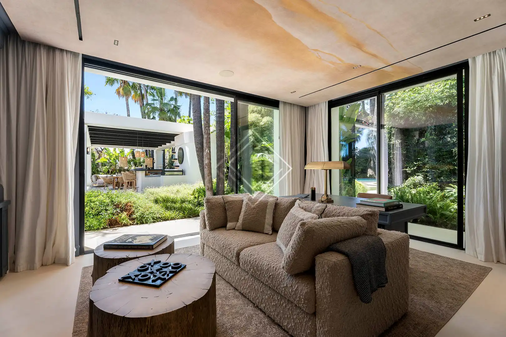 Sala de estar de Casa o chalet en venta en Marbella con Aire acondicionado, Jardín privado y Terraza