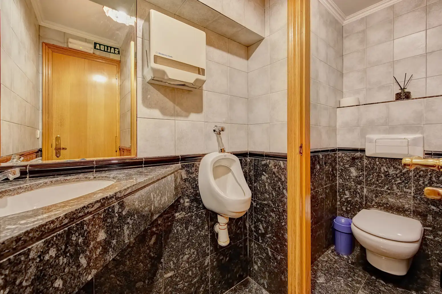 Bany de Local en venda en Barañáin / Barañain amb Aire condicionat