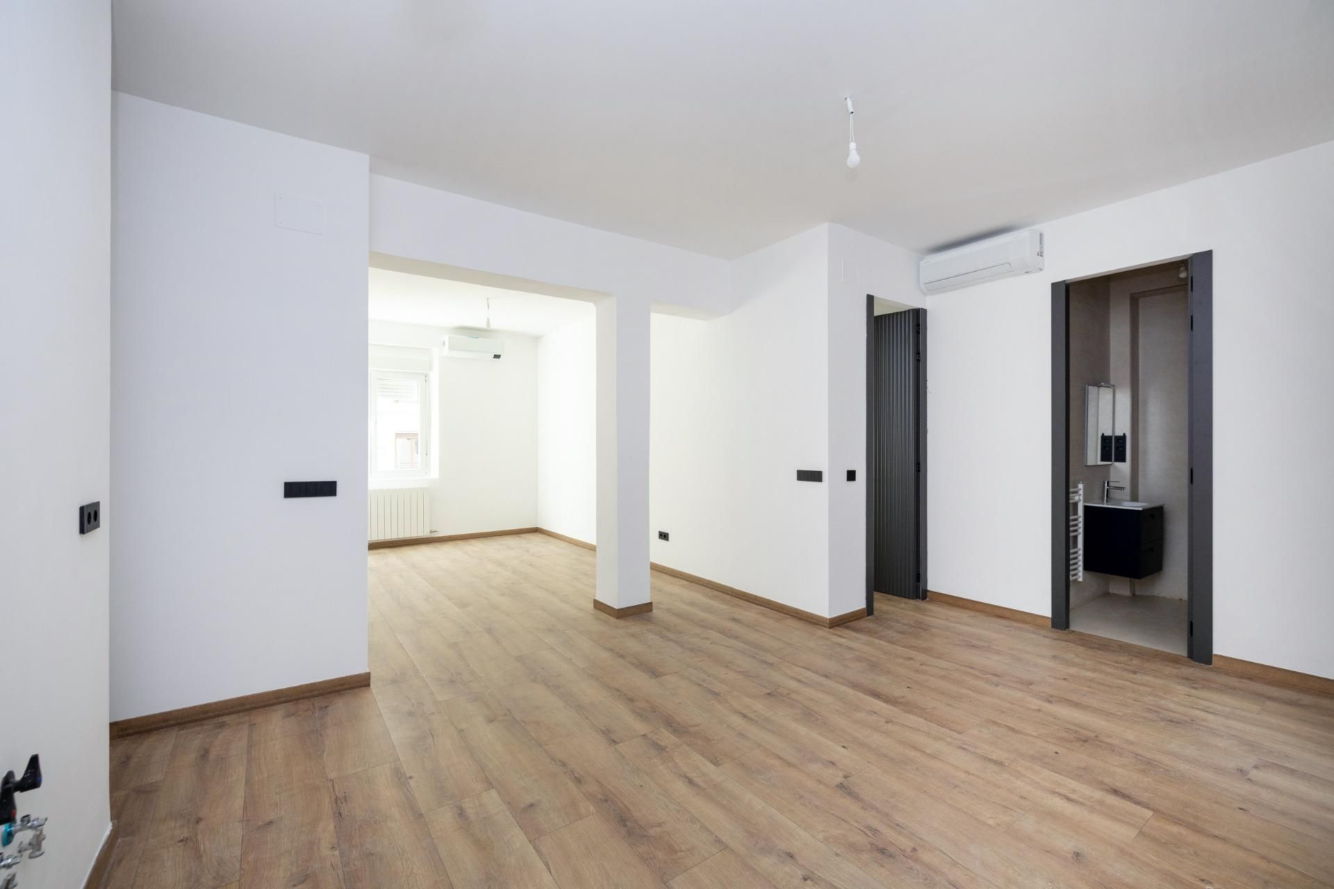 Flat for sale in  Granada Capital  with Air Conditioner