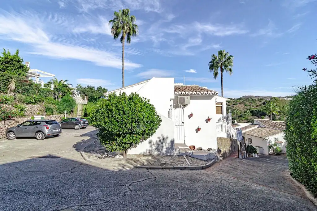 Vista exterior de Casa o xalet en venda en Mijas amb Aire condicionat, Jardí privat i Terrassa