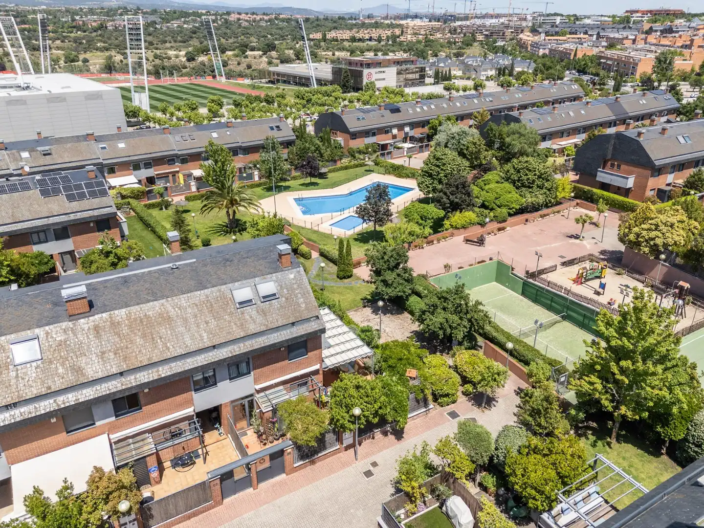 Vista exterior de Casa adosada en venda en Las Rozas de Madrid amb Aire condicionat, Calefacció i Jardí privat