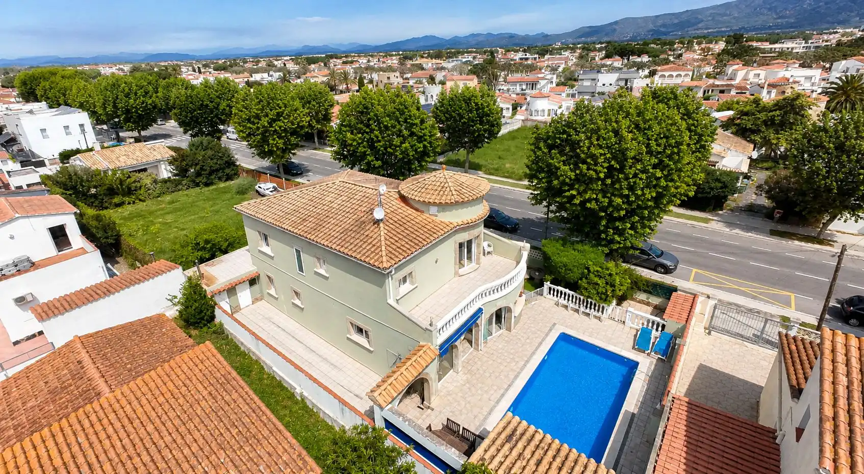 Vista exterior de Casa o chalet en venta en Empuriabrava con Terraza y Piscina
