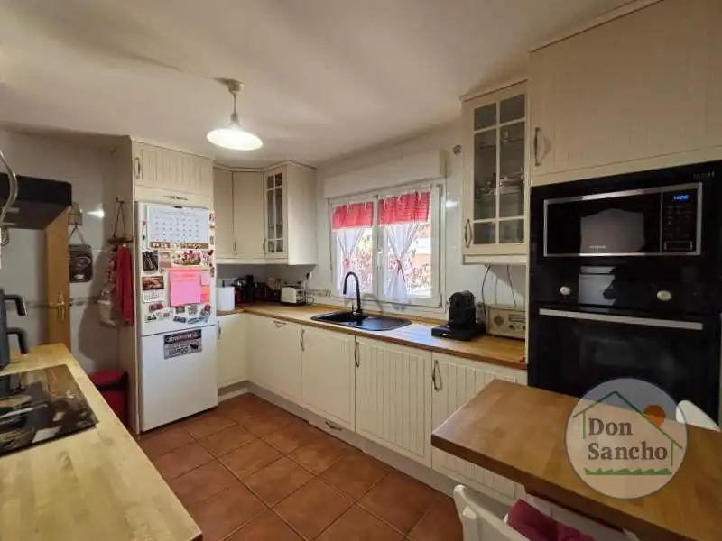 Cocina de Casa adosada en venta en Cabezón de Pisuerga con Calefacción, Jardín privado y Terraza