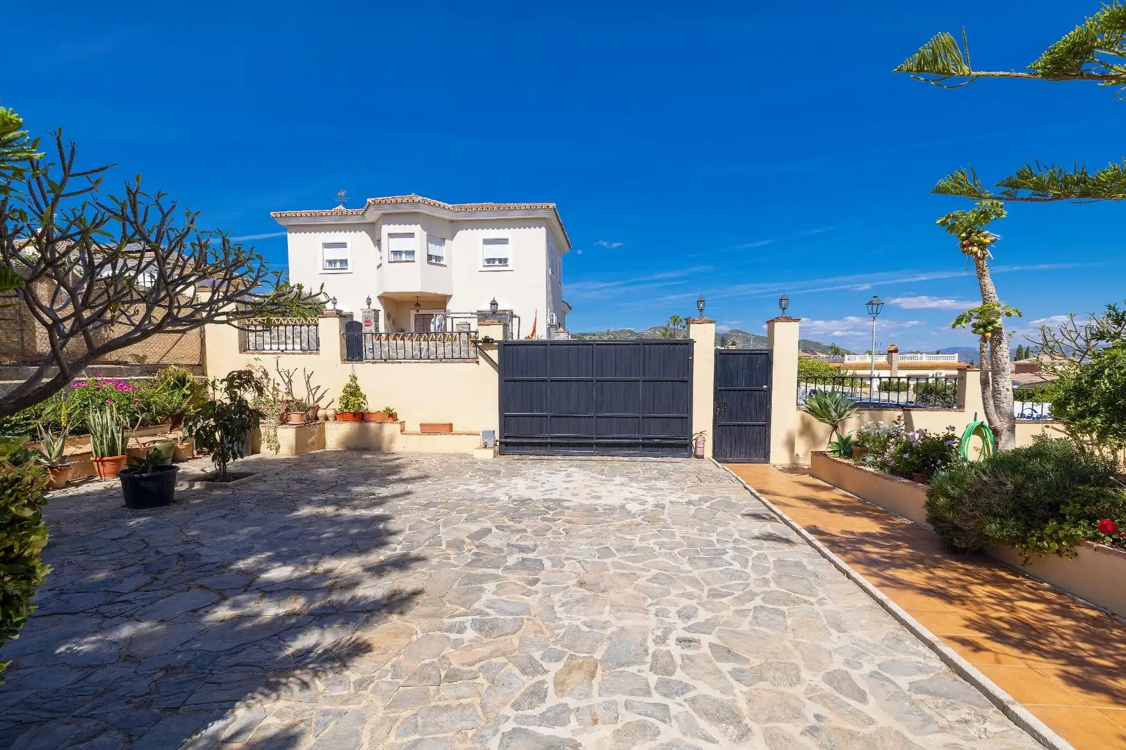 Vista exterior de Casa o xalet en venda en Alhaurín de la Torre amb Jardí privat, Terrassa i Piscina