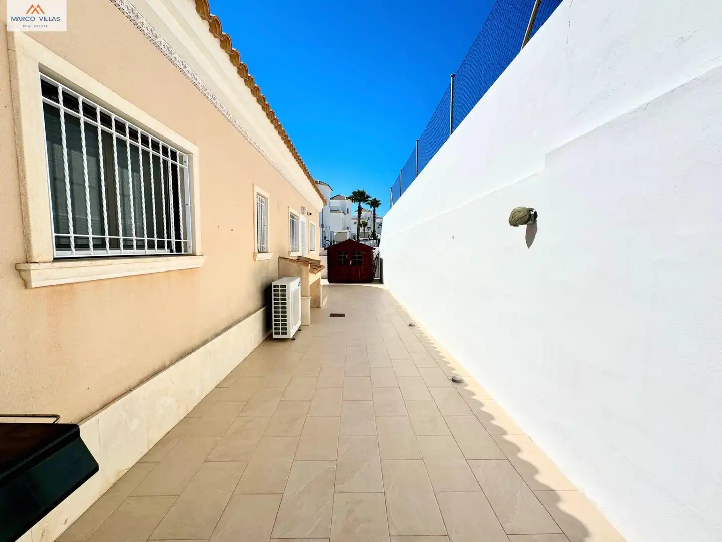 Vista exterior de Casa o xalet en venda en San Fulgencio amb Aire condicionat, Jardí privat i Piscina