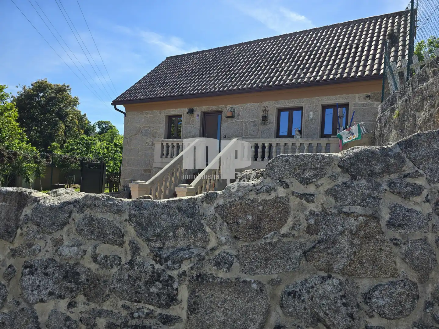 Vista exterior de Finca rústica en venda en Moaña amb Jardí privat, Traster i Moblat