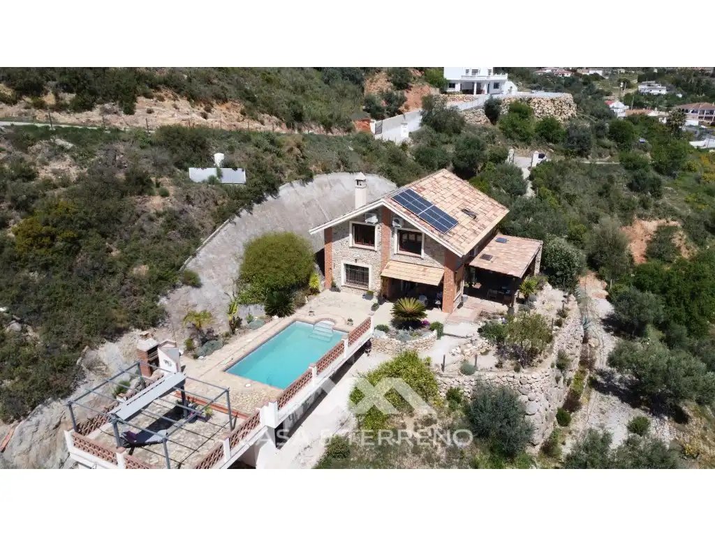 Vista exterior de Casa o xalet en venda en Alcaucín amb Aire condicionat, Terrassa i Piscina