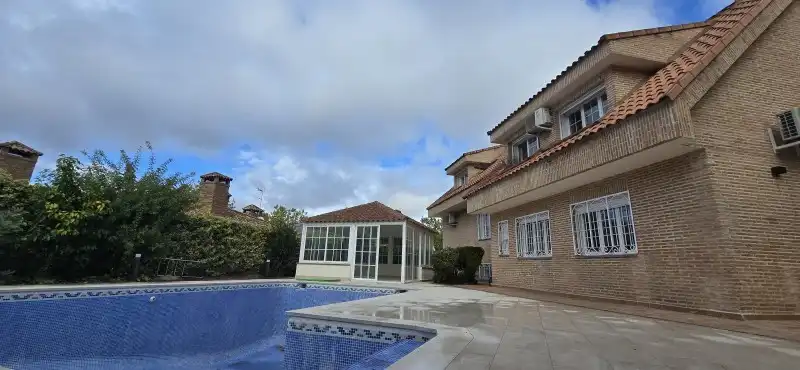 Swimming pool of Houses for sale in Villaviciosa de Odón  with Air Conditioner, Heating and Terrace