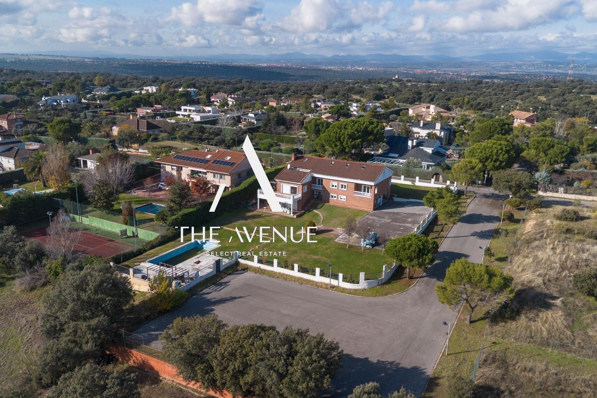 Vista exterior de Casa o xalet en venda en Boadilla del Monte amb Aire condicionat, Calefacció i Jardí privat