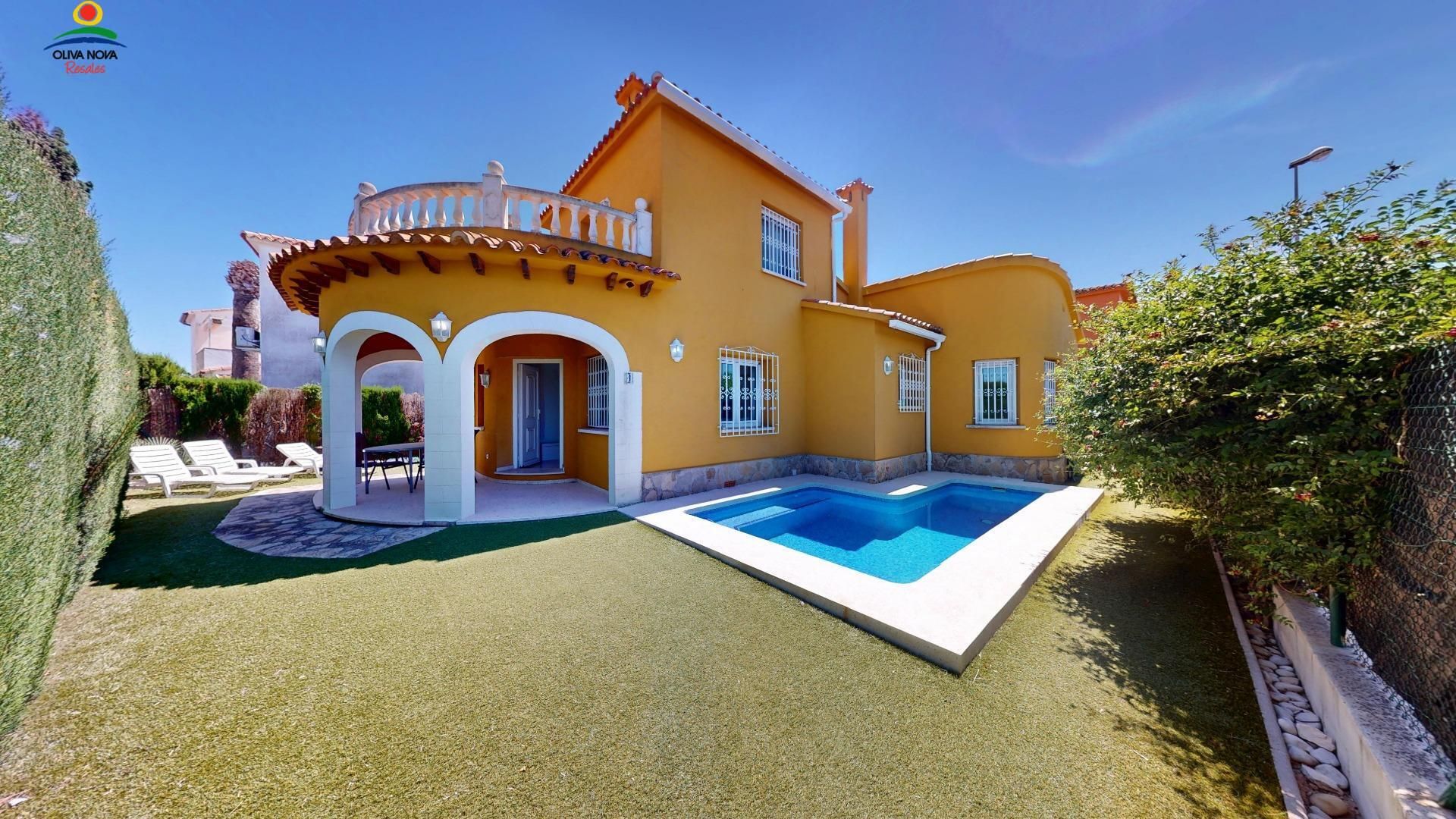 Vista exterior de Casa o xalet en venda en Oliva amb Aire condicionat, Jardí privat i Terrassa